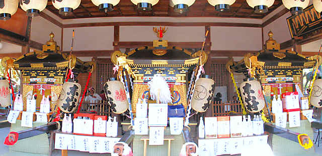 松原八幡神社に安置された神輿