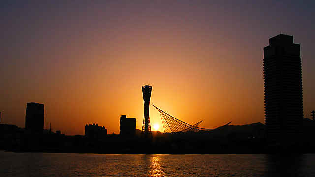 神戸ポートタワーと夕日