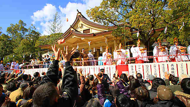 湊川神社の節分祭豆まき