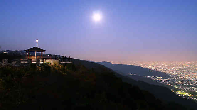 摩耶山掬星台の展望台から見る夜景