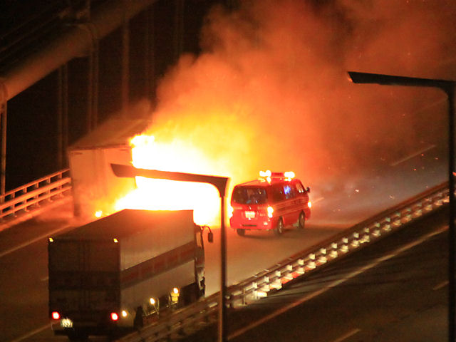 明石海峡大橋で大型トラックが爆発炎上