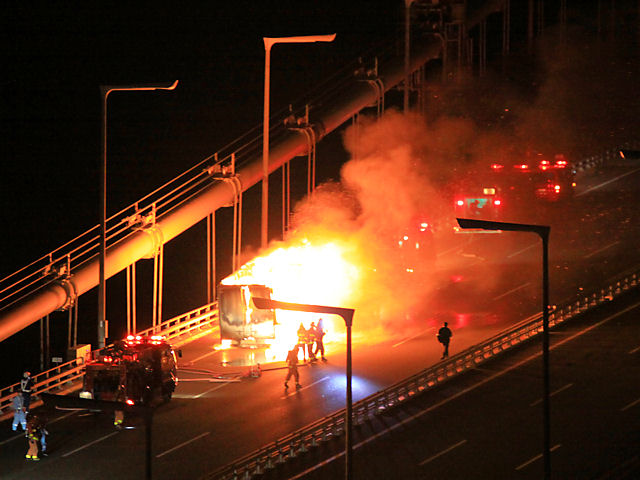 明石海峡大橋で大型トラックが爆発炎上