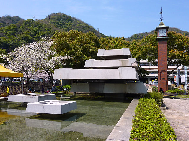 神戸市　生田川公園瀧の廣場と桜