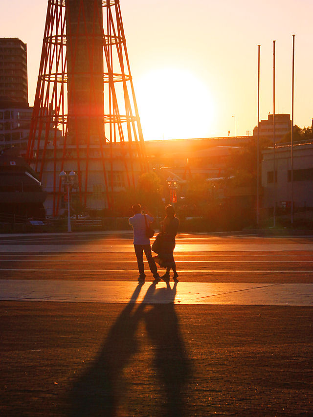 神戸ポートタワーと夕日の中のカップル